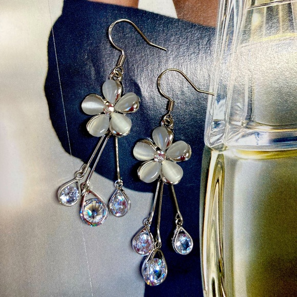 🌟 Beautiful Platinum Plated Flower Drop Earrings - Picture 4 of 4